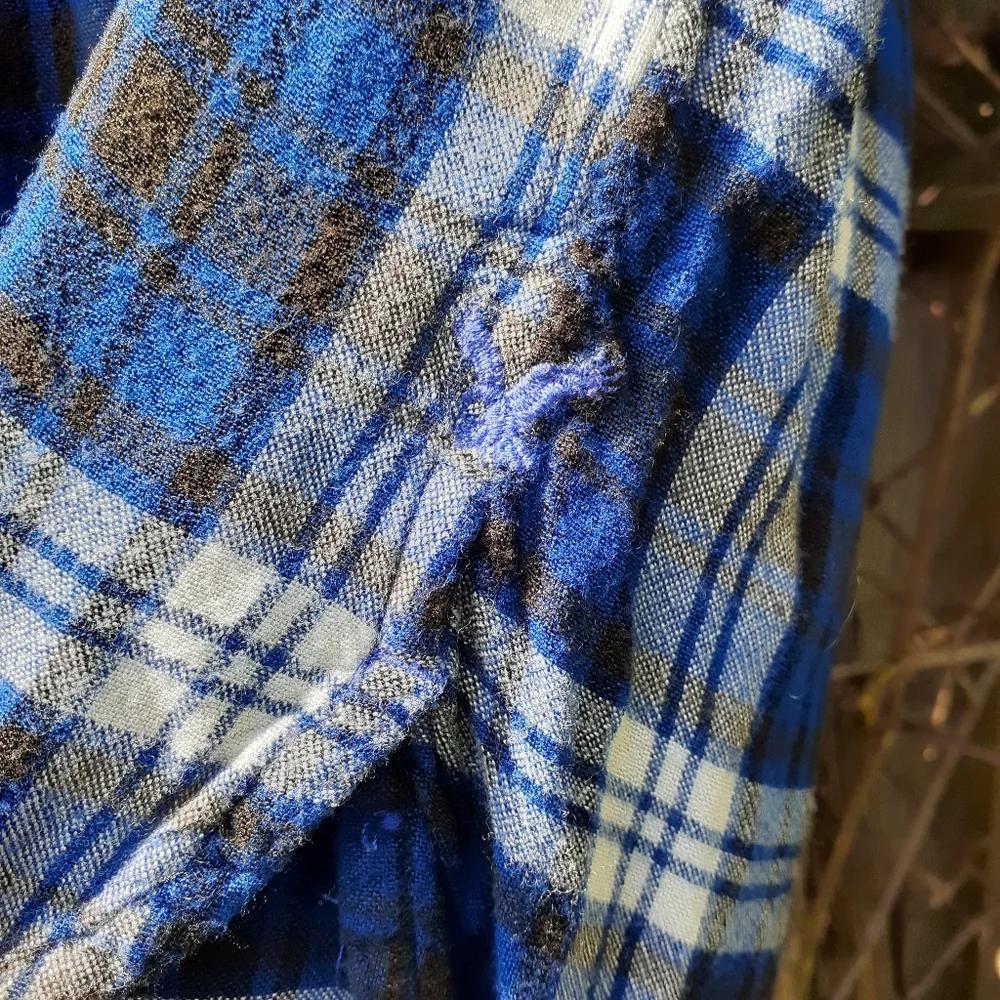 American Eagle Boyfriend Fit Blue Flannel Plaid Shirt Small EUC - Picture 4 of 6